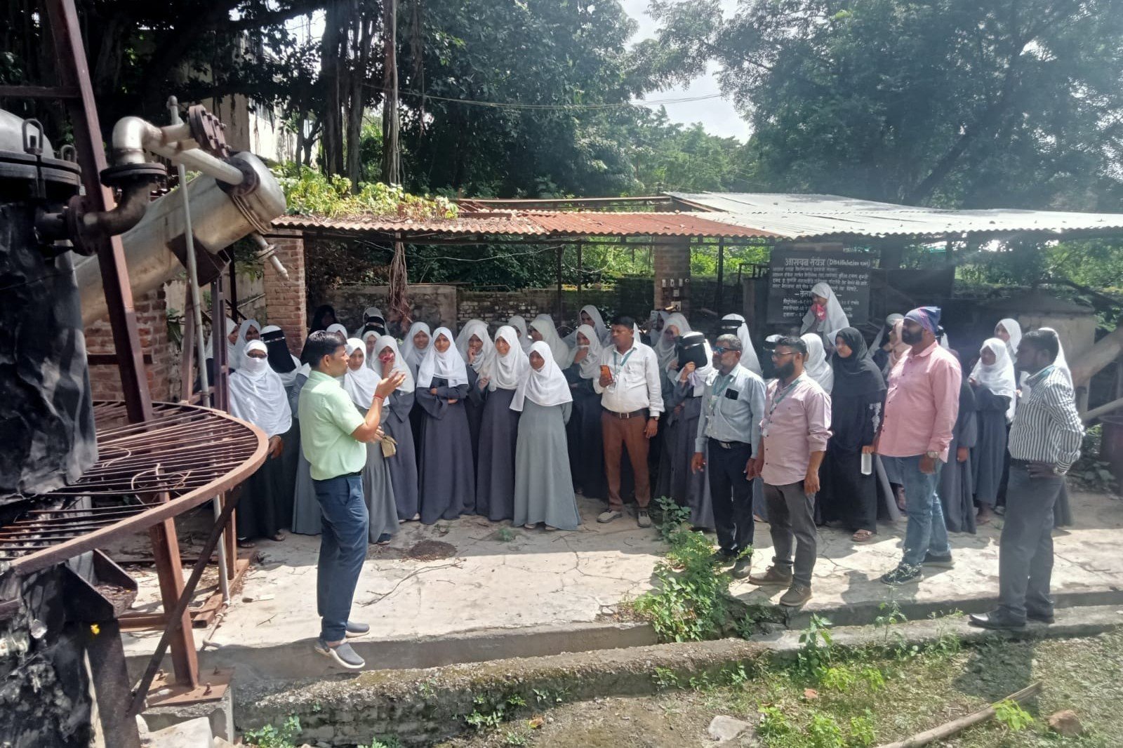 विद्यार्थिनीची कृषी विज्ञान केंद्र, पाल ला भेट